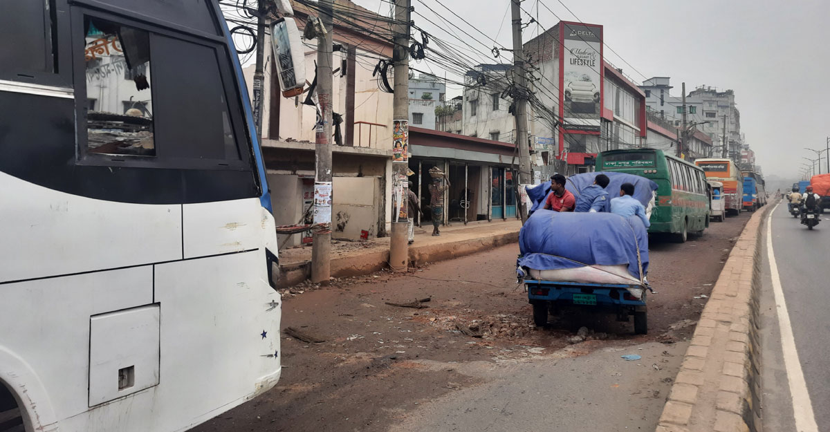 সড়কে বড়-বড় গর্ত, হেলেদুলে চলে গাড়ি