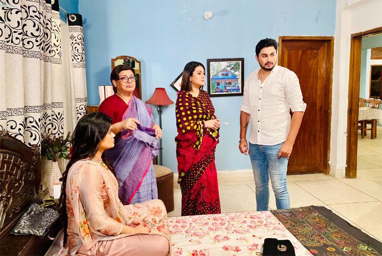 সিনেমার দৃশ্যে পূর্ণিমা-জয়ের সঙ্গে সূচরিতা ও মৌমিতা মৌ