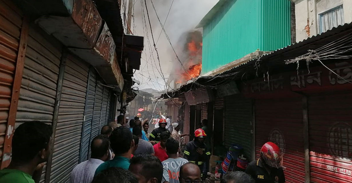 খুলনার বড় বাজারে আগুন, নিয়ন্ত্রণে ৬ ইউনিট