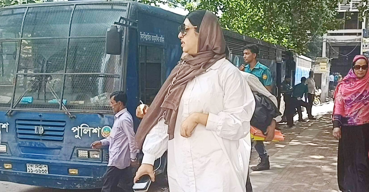 জব্দ হওয়া গাড়ি পেতে আদালতে মডেল পিয়াসা