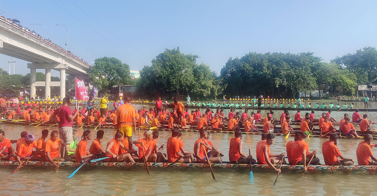 এস এম সুলতান নৌকা বাইচ দেখতে চিত্রার দুই পাড়ে লাখো মানুষের ঢল
