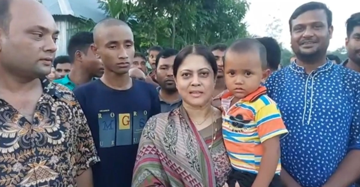 মা-বাবা হারানো ছোট্ট দীপুর দায়িত্ব নিলেন রেলমন্ত্রীর স্ত্রী