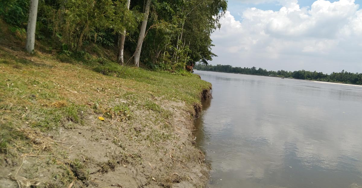 আত্রাই গিলে খাচ্ছে আবাদি জমি, হুমকিতে খানসামার দেড় শতাধিক বাড়ি