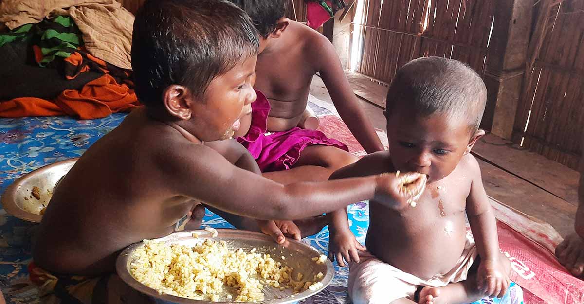 মাকে হারিয়ে খেয়ে-না খেয়ে দিন কাটছে চার শিশুর