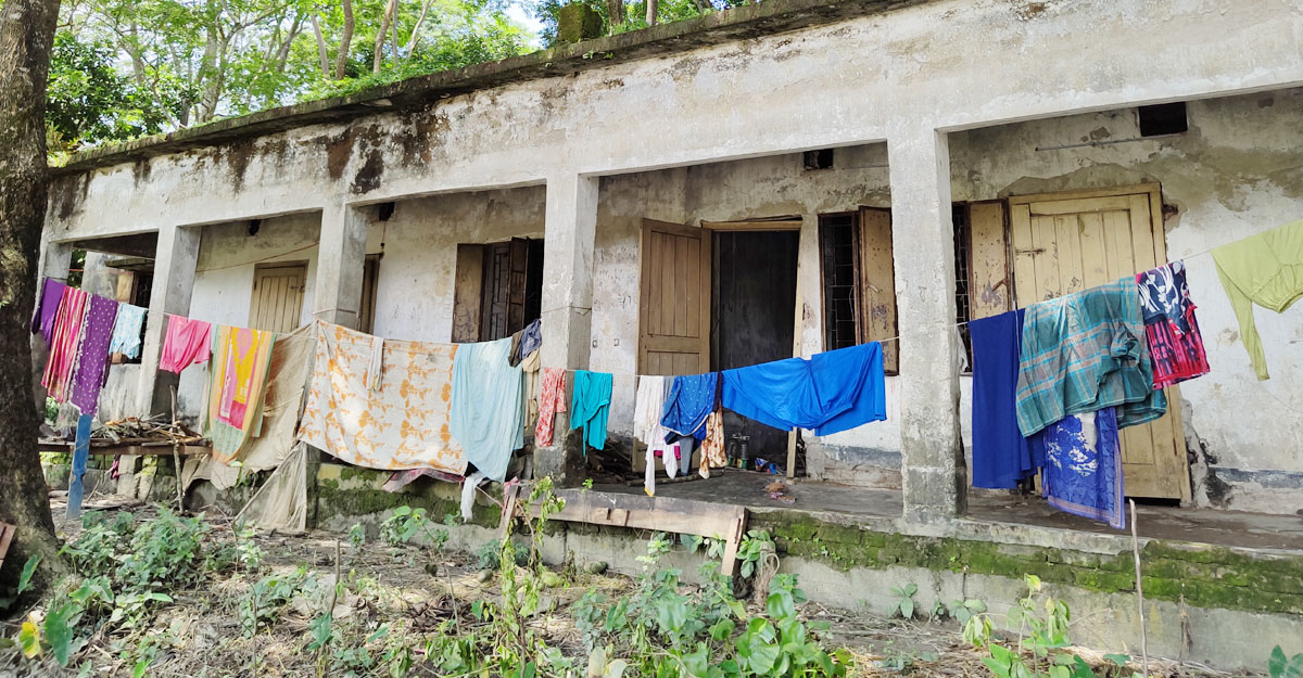 ২১ বছর ধরে স্কুল বন্ধ, এখন বসবাস করছে বেদে পরিবার