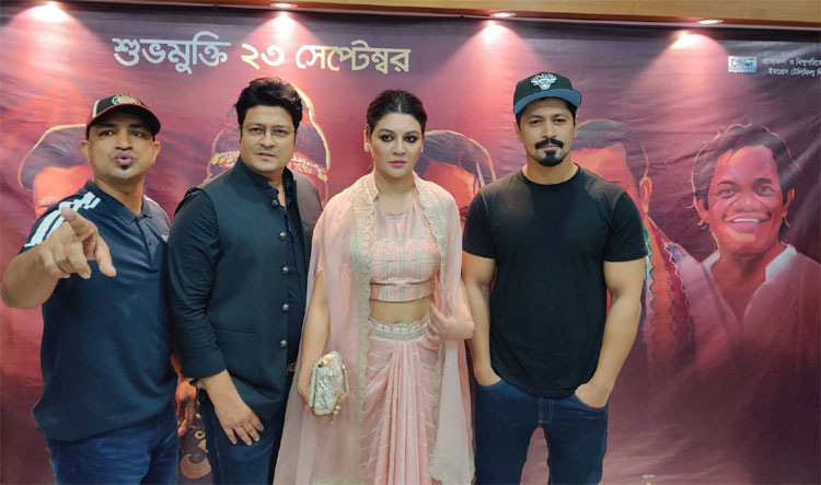 সংবাদ সম্মেলনে পরিচালকের সঙ্গে তিন অভিনয়শিল্পী