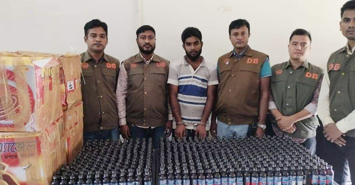 ফলের গুদামে পাওয়া গেল ৭ লাখ টাকার ফেনসিডিল