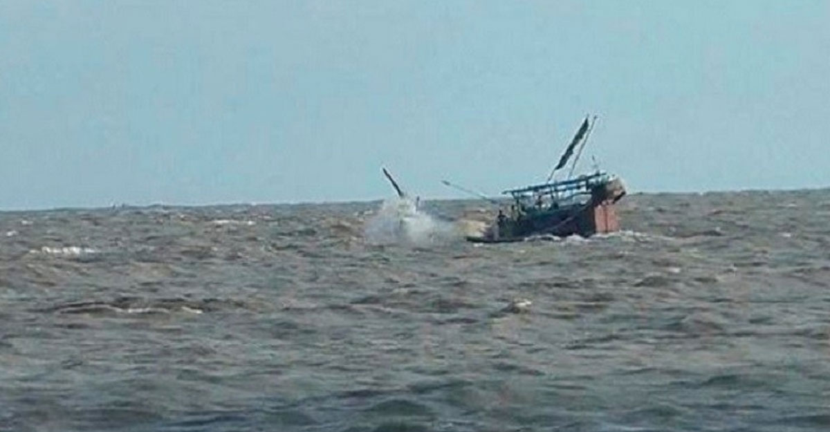 ১২ জেলেকে জীবিত উদ্ধার করল নৌবাহিনী