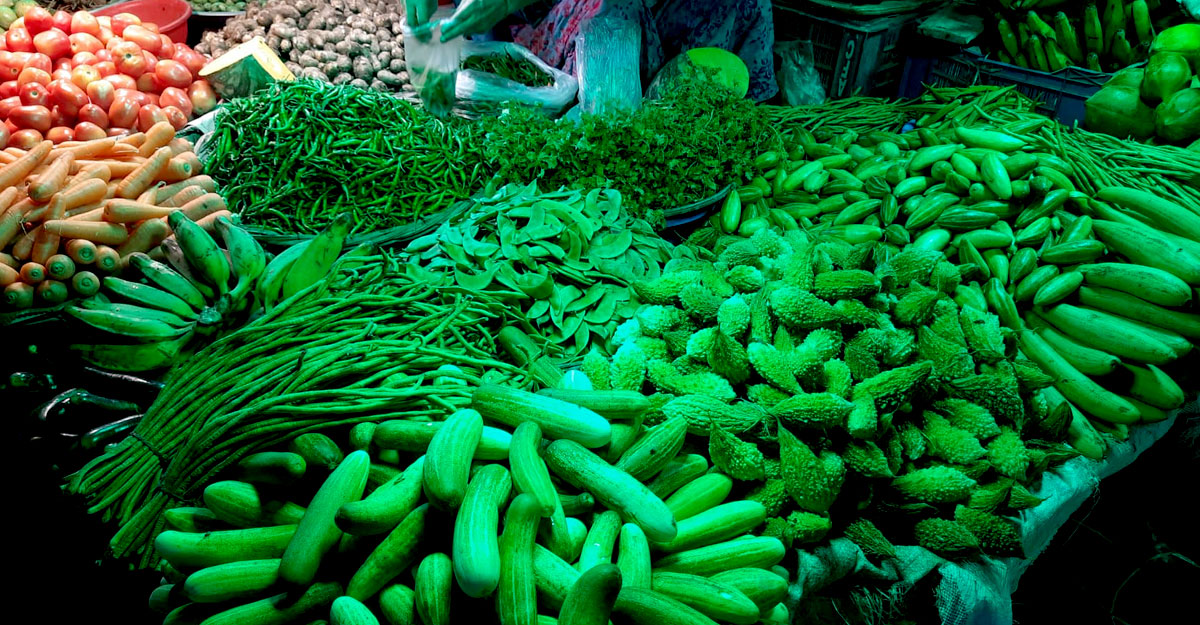 বাজার জুড়ে শীতের সবজি, নাগালের বাইরে দাম