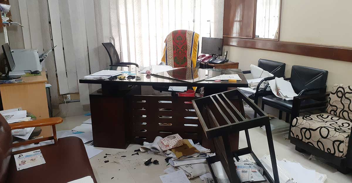 ইবি উপাচার্যের পিএসকে হেনস্তা, অফিস ভাঙচুর