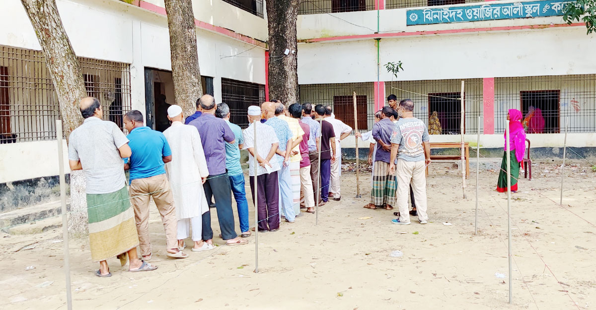 কঠোর নিরাপত্তায় ঝিনাইদহ পৌরসভার ভোটগ্রহণ চলছে