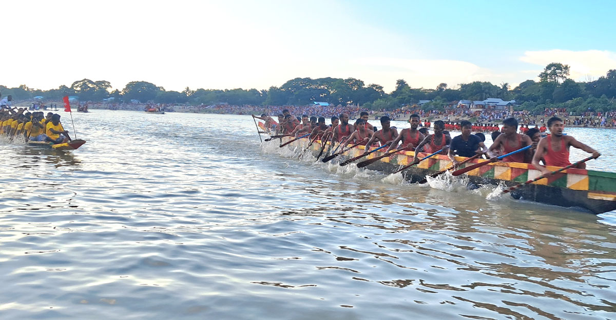 ব্রহ্মপুত্র নদে নৌকাবাইচ দেখতে মানুষের ঢল