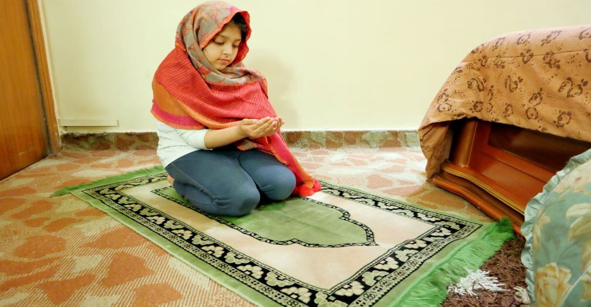 প্রাণীর ছবিযুক্ত কাপড় পরে নামাজ হবে?