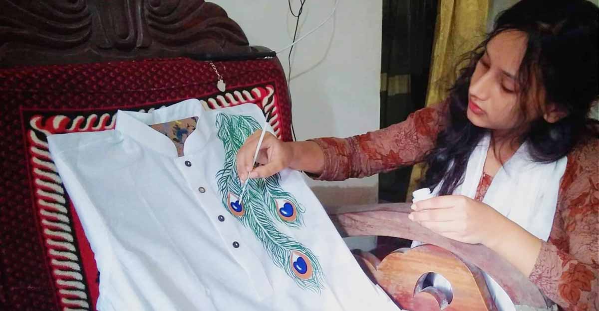 রঙ ছড়াচ্ছে রাবির শারমিনের হাতে আঁকা পোশাক