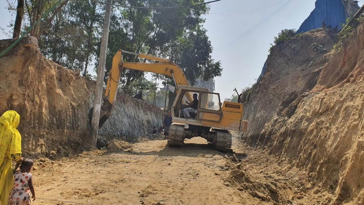 পাহাড় কেটে রাস্তা : চসিক কাউন্সিলর-কর্মকর্তাদের বিরুদ্ধে মামলা