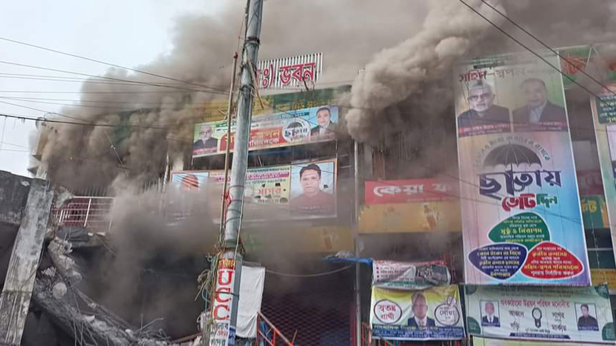 নিউ মার্কেটে সেনাবাহিনী মোতায়েন