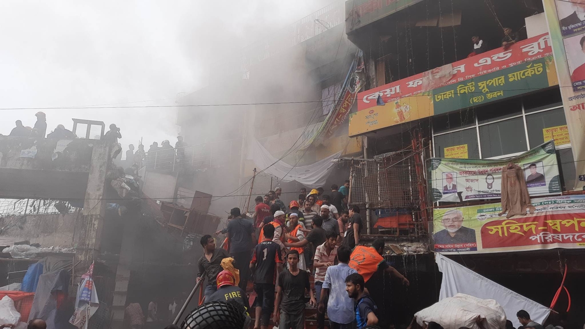 জীবনের ঝুঁকি নিয়ে মালামাল বের করতে মরিয়া ব্যবসায়ীরা