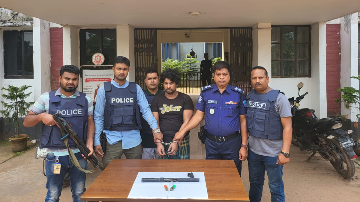 অস্ত্রসহ ধরা পড়ে ২২তম মামলার আসামি হলেন তিনি