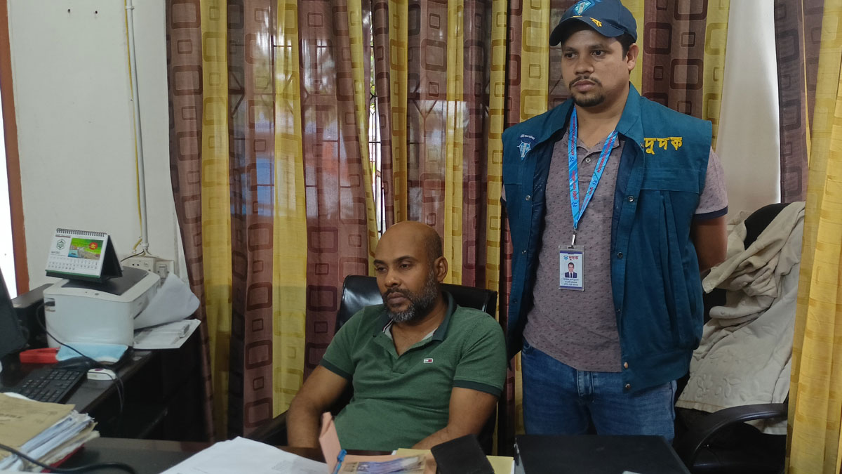 ঘুষসহ শরীয়তপুরের বিসিকের উপব্যবস্থাপক গ্রেপ্তার