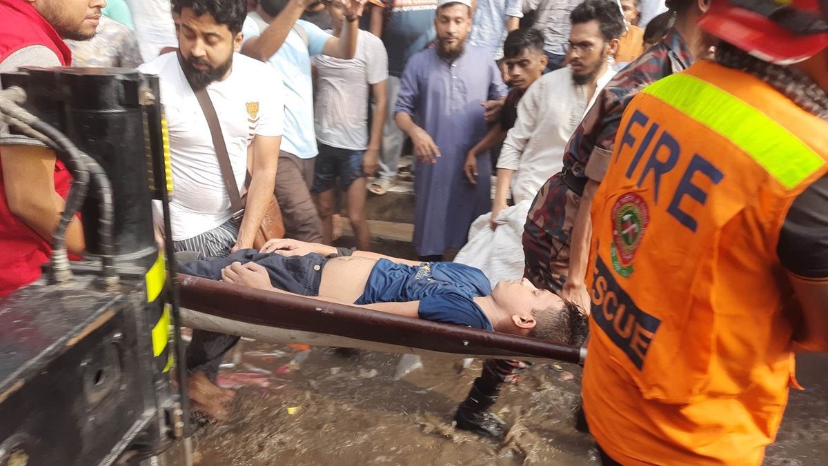 নিউ সুপার মার্কেটে আগুন, অসুস্থ ২২ জনকে নেওয়া হয়েছে ঢামেকে  