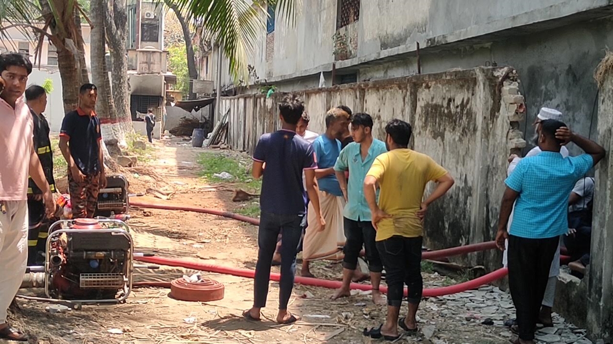 পানি সরবরাহের সুবিধার্থে দেয়াল ভেঙে দিয়েছে ঢাকা কলেজ প্রশাসন