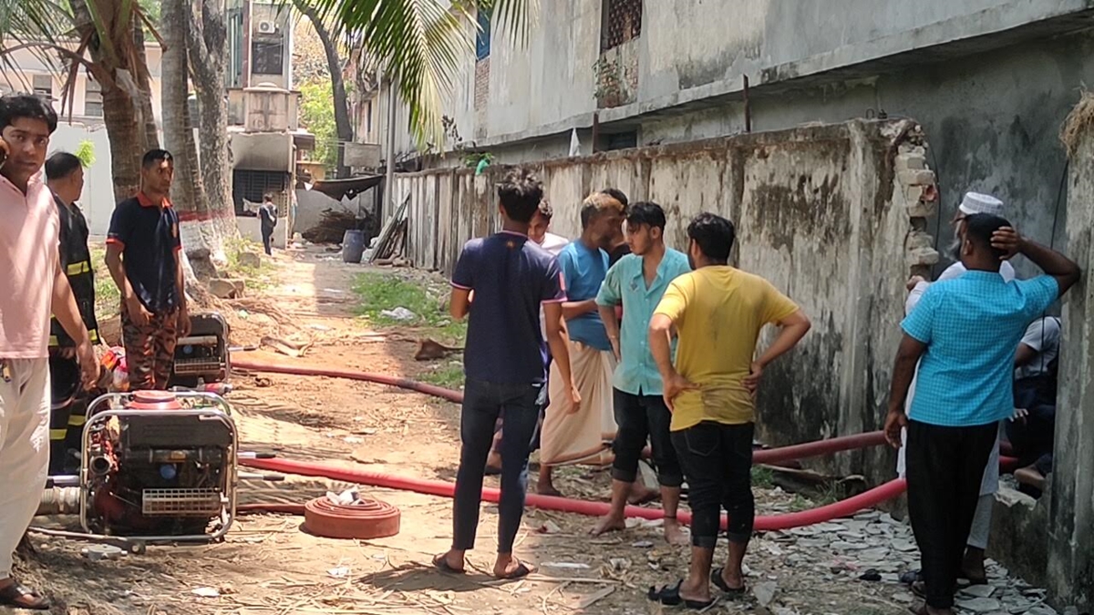 পানি সরবরাহের সুবিধার্থে দেয়াল ভেঙে দিয়েছে ঢাকা কলেজ প্রশাসন