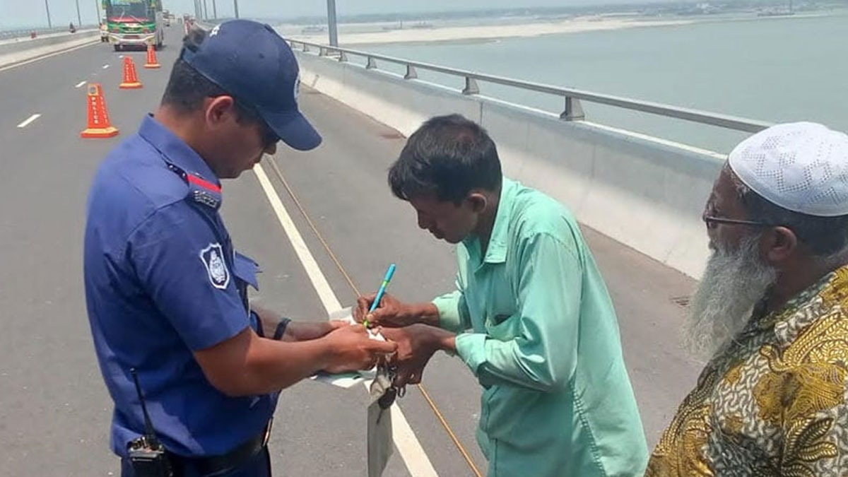 পদ্মা সেতুতে নিয়ম লঙ্ঘনের দায়ে ১০ যানবাহনকে জরিমানা