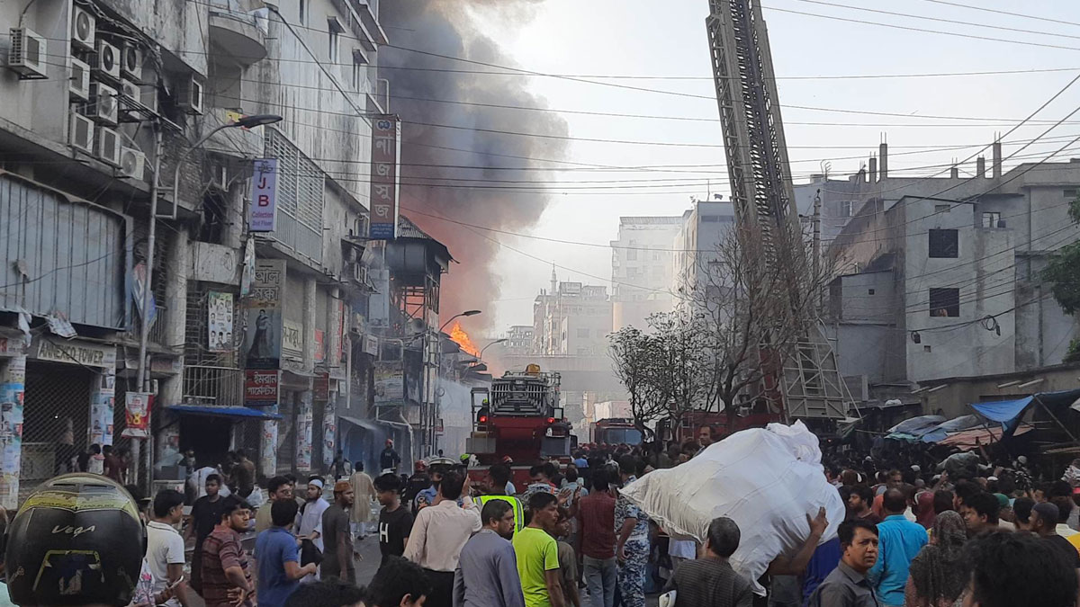 বঙ্গবাজারের আগুন নিয়ন্ত্রণে সেনাবাহিনী