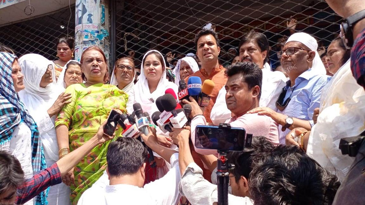 বঙ্গবাজার ব্যবসায়ীদের পাশে দাঁড়াচ্ছেন বিভিন্ন শ্রেণি-পেশার মানুষ