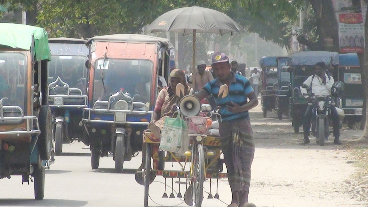 ৪২ ডিগ্রি ছাড়াল চুয়াডাঙ্গার তাপমাত্রা, গলে যাচ্ছে রাস্তার পিচ