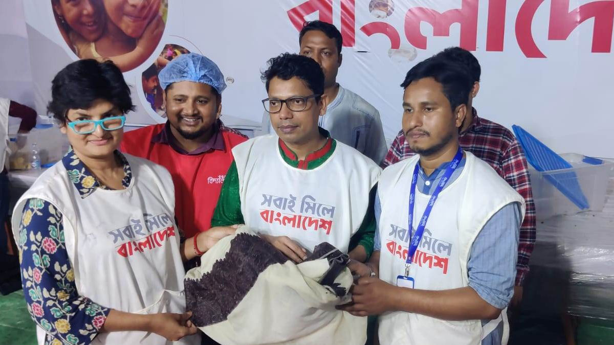 বঙ্গবাজারের পোড়া চাদর কিনলেন আইসিটি প্রতিমন্ত্রী পলক