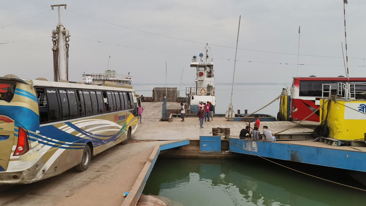 দৌলতদিয়ায় বেড়েছে যানবাহনের চাপ, নেই ভোগান্তি