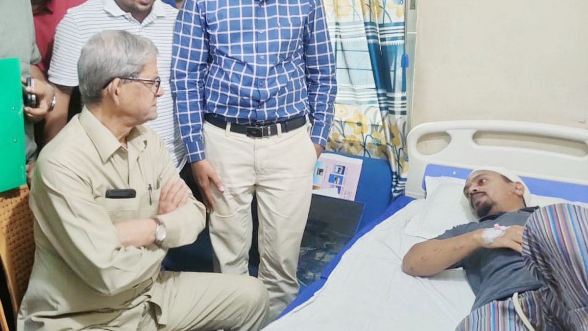 আহত ছাত্রদল নেতাকর্মীদের দেখতে হাসপাতালে মির্জা ফখরুল