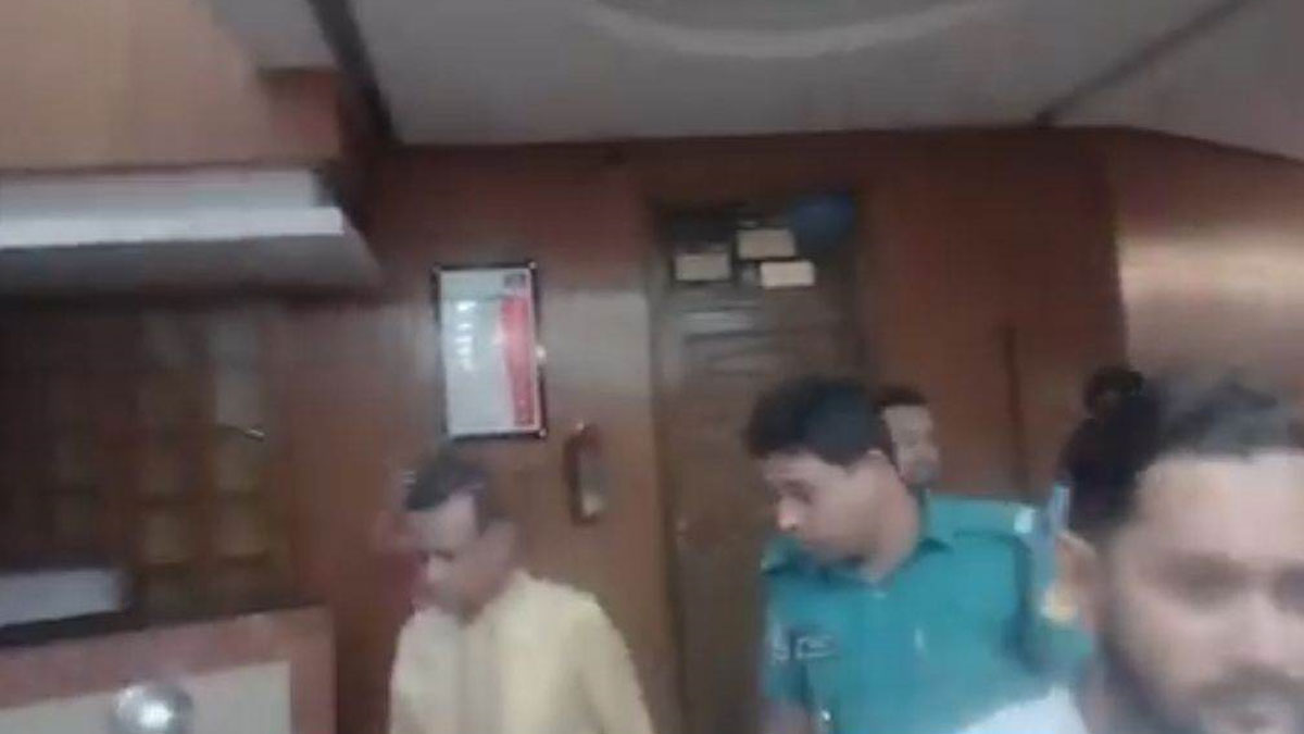 সুপ্রিম কোর্ট বারে বিচারপতি মানিকের ওপর বোতল নিক্ষেপ