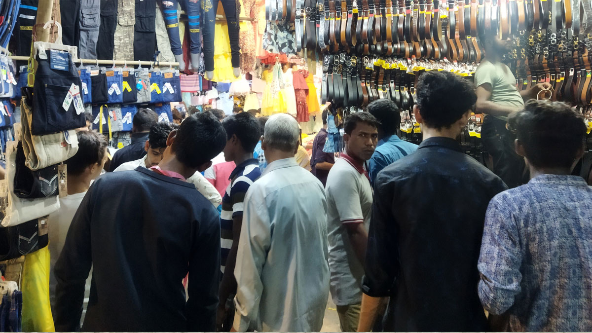 দিনে তীব্র গরম, রাতে মার্কেটে ভিড় জমাচ্ছেন ক্রেতারা