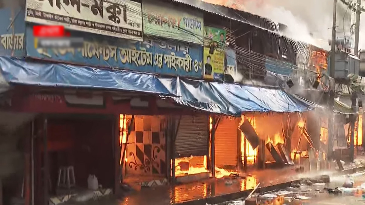 মার্কেটের চার দিক থেকে আগুন নিয়ন্ত্রণে কাজ করছে ফায়ার সার্ভিস