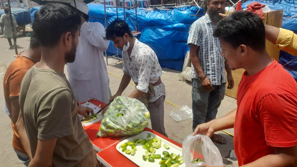 নিউ সুপার মার্কেটে আগুন : তৃষ্ণার্তদের পাশে ফাহমিদা-মানিক মিয়ারা