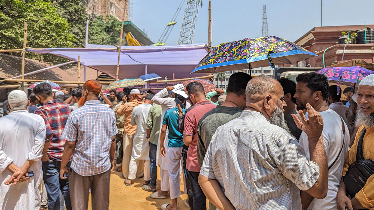জেলা প্রশাসনের তথ্য কেন্দ্রে ক্ষতিগ্রস্ত ব্যবসায়ীদের দীর্ঘ লাইন