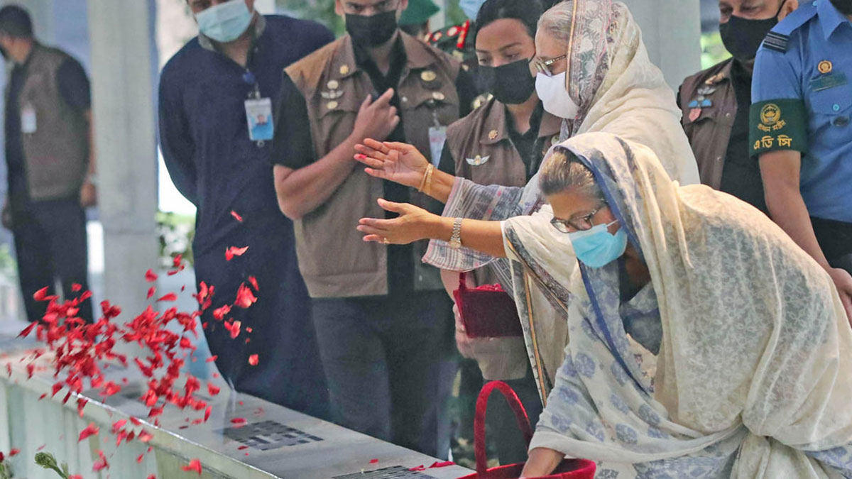 বনানী কবরস্থানে স্বজনদের কবর জিয়ারত করলেন শেখ হাসিনা