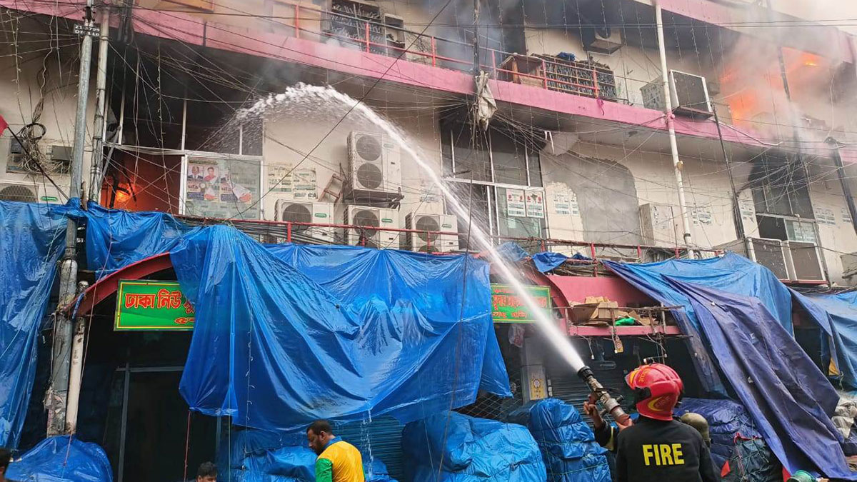 এবার নিউ সুপার মার্কেটে আগুন, নিয়ন্ত্রণে ফায়ার সার্ভিসের ১৯ ইউনিট