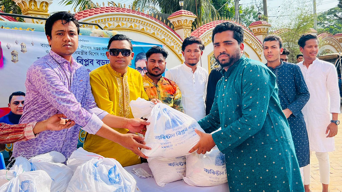 বিপ্লব বড়ুয়ার পক্ষে ছাত্রলীগ নেতাকর্মীদের ঈদ উপহার বিতরণ
