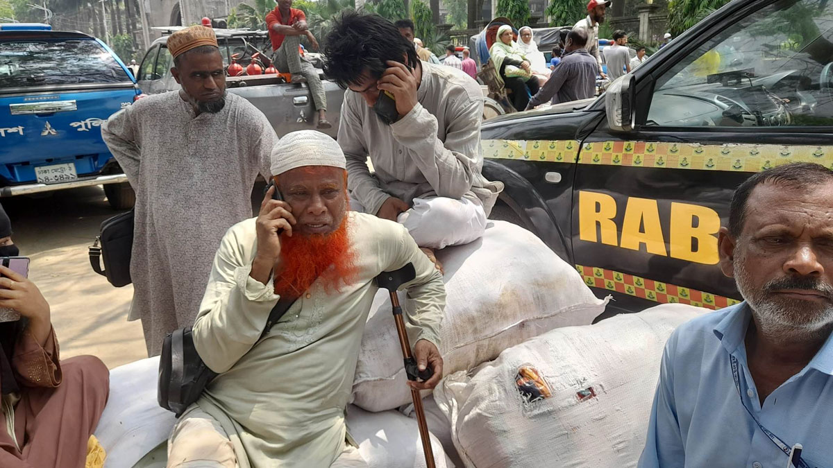‘সব শেষ হইয়া গেছে, এখন আল্লাহর দিকে চাইয়া আছি’