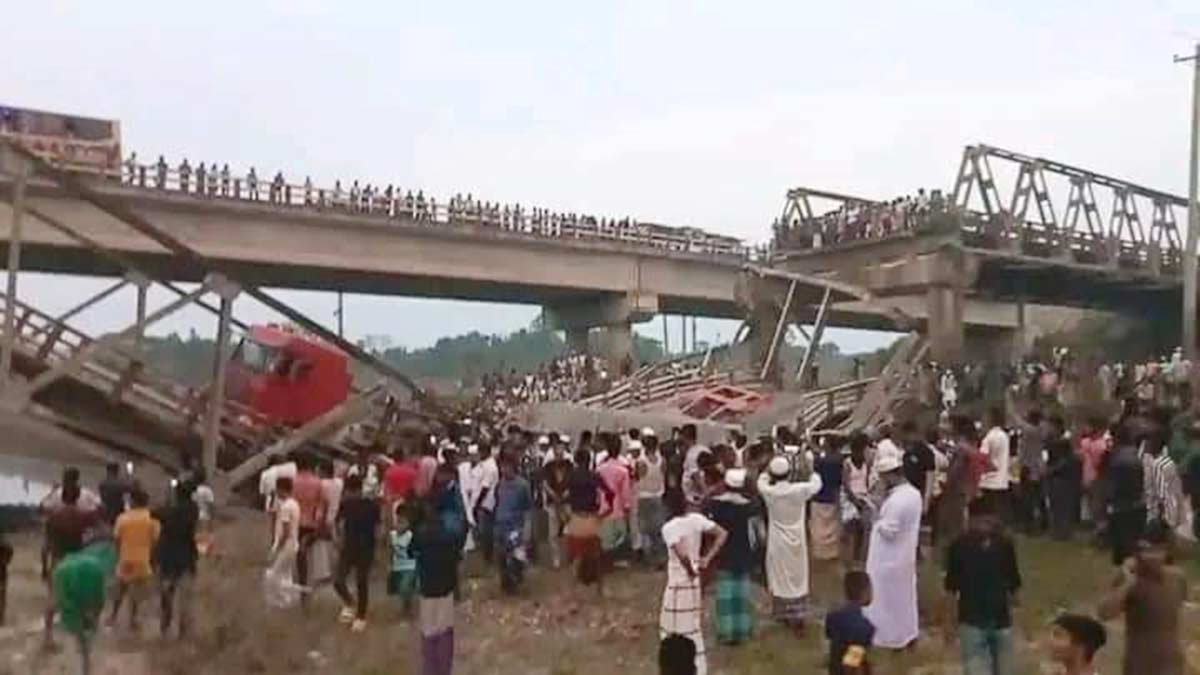 ৪২ চাকার লরি উঠতেই ভেঙে পড়ল বেইলি ব্রিজ