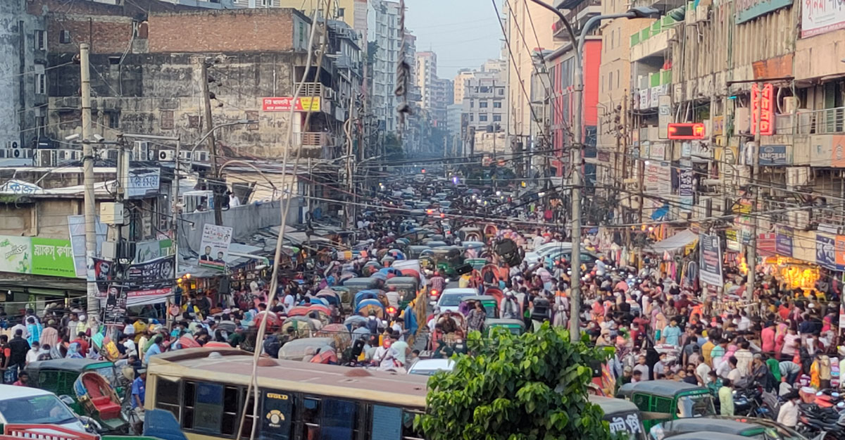 নিউমার্কেট এলাকার মার্কেট বন্ধ, খুলবে ২টার পর