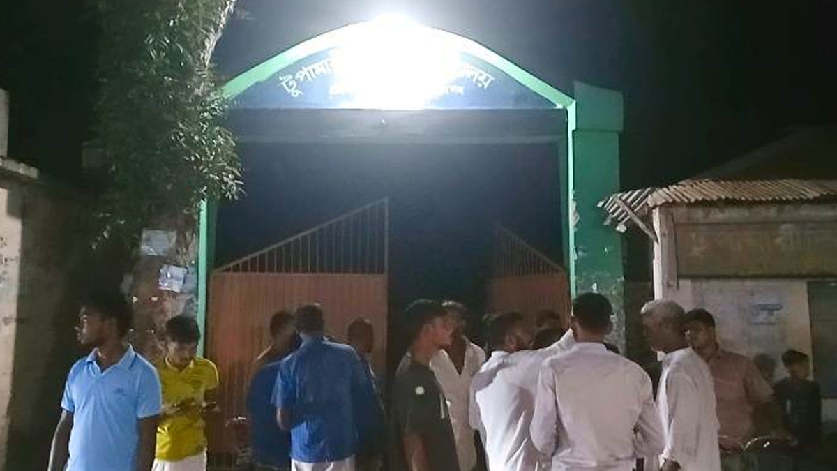 প্রবেশপত্র না পেয়ে স্কুলের বারান্দায় ১৬ শিক্ষার্থীর অবস্থান