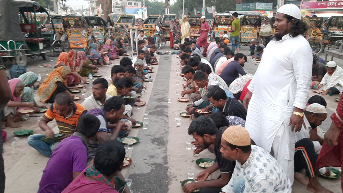 প্রতিদিন ২০০ অসহায় মানুষকে ইফতার করান তারা