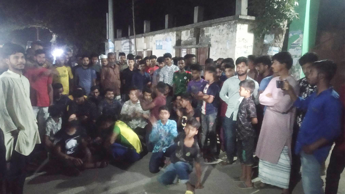 প্রবেশপত্র না পাওয়ায় পরীক্ষার আগের রাতে রাস্তায় শিক্ষার্থীরা