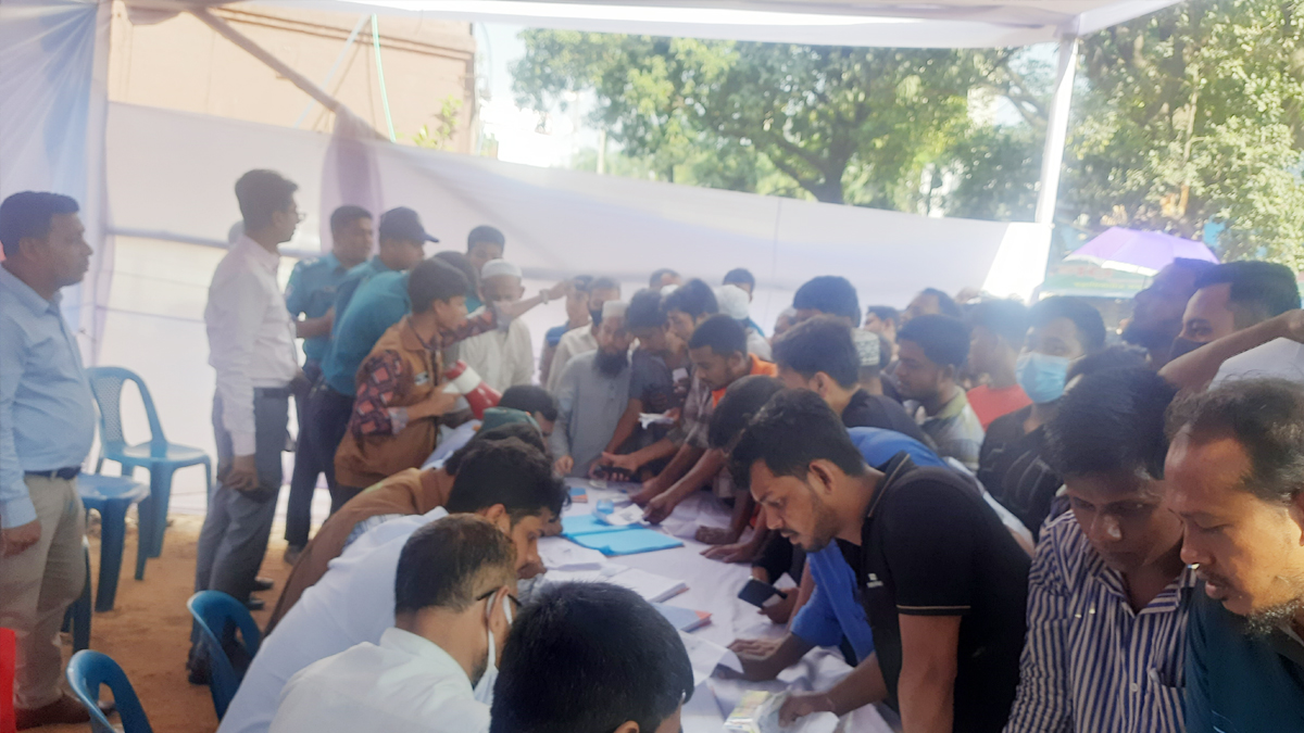 জেলা প্রশাসনের সহায়তা পেতে ক্ষতিগ্রস্ত ব্যবসায়ীদের ভিড়