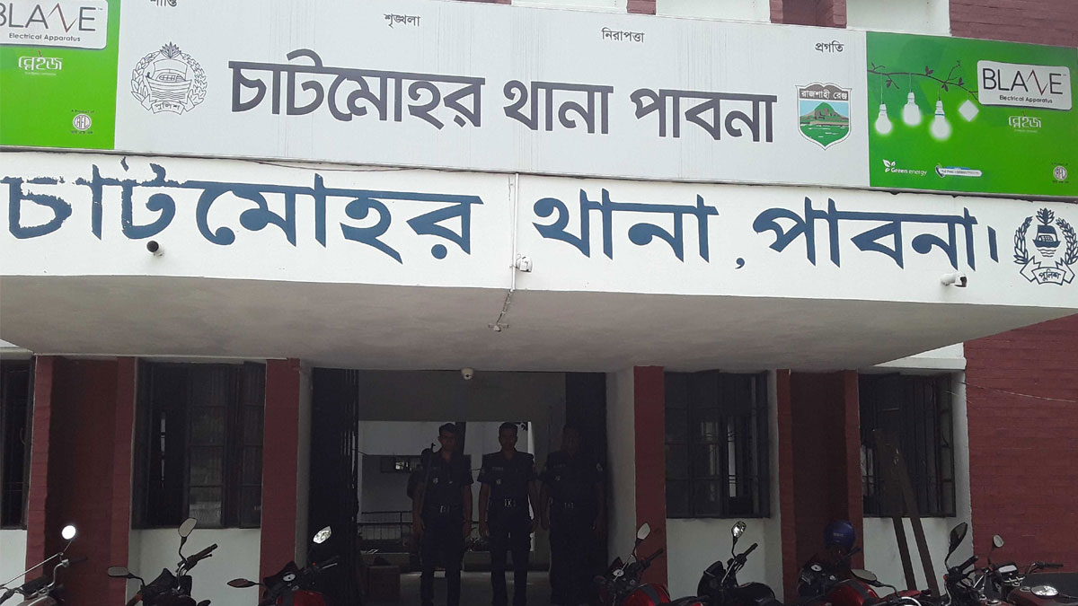 রড দিয়ে যুবকের মাথা ফাটিয়ে থানায় নিয়ে গেলেন পুলিশ সদস্য