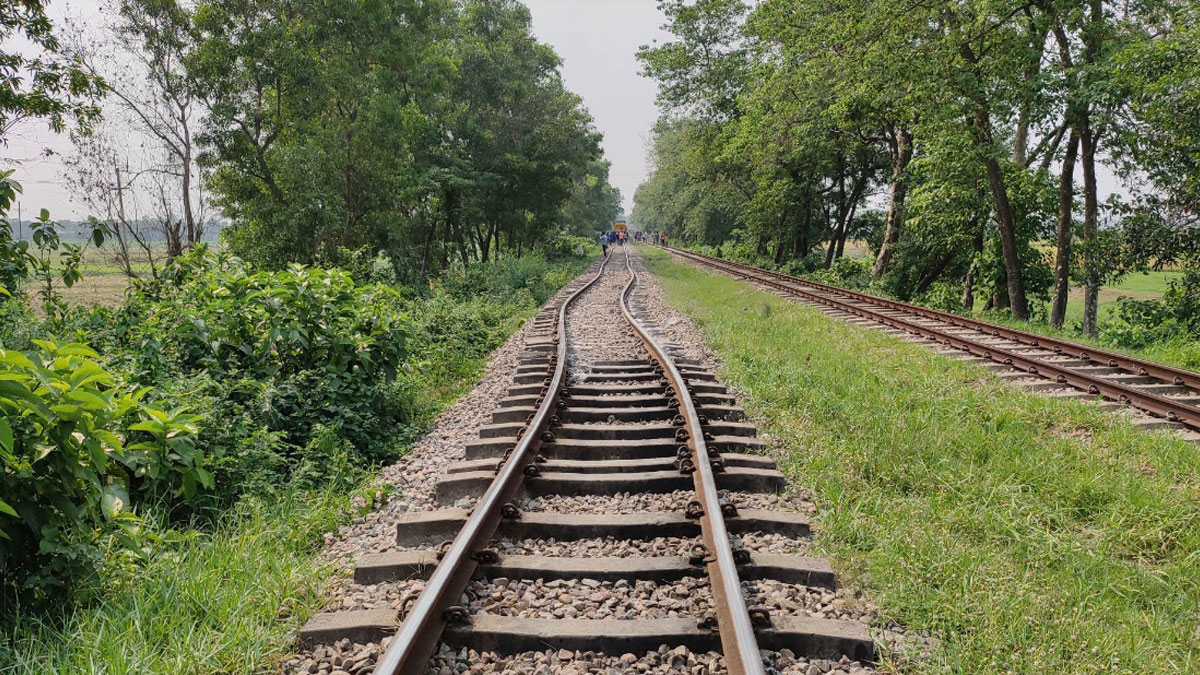 গরমে বেঁকে গেছে লাইন, রেল যোগাযোগ বন্ধ